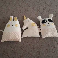 عروسک کنار تخت نوزاد