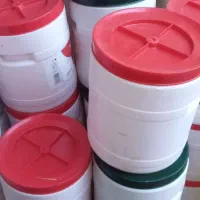 تعدادی دبه وگالن