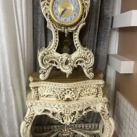 ساعت و میز شیک