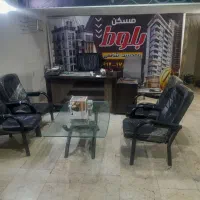 صندلی انتظار و میز مدیریتی