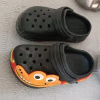 تعدادی کفش بچگونه