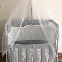 گهواره کنار مادر چوبی