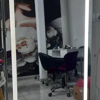 تخت مژه و آینه سالن زیبایی