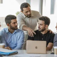 آتلیه طراحی گرافیک حرفه‌ای + فرم‌بندی تخصصی