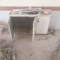 یک درب اهنی و  کابینت