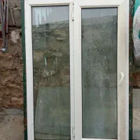 پنجره و زیر تلویزیون