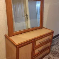 میز و آینه بزرگ