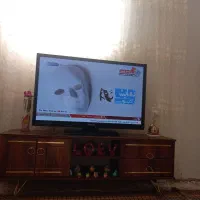 تلویزیون 43 انج و میز تلویزیون