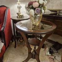 میز کنار سالنی برلی اباژور و گلدان عیره و