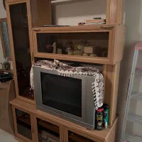 تلوزیون قدیمی ۲۸ اینچ و میز ویترینی