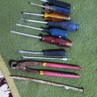 تعدادی وسایل و آچار
