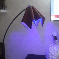 آباژور ایستاده کنار مبلی