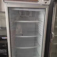 یخچال ایستاده و...