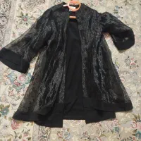 تعدادی شال و لباس زنانه