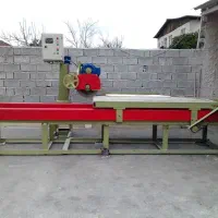 کارگر جهت کار با دستگاه برش سنگ