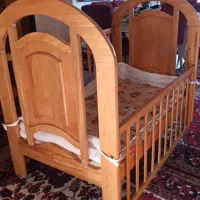 تخت کنار مادر