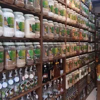 فروشنده مغازه عطاری