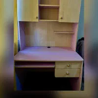 میز تحریر و کتابخانه