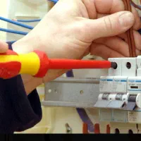 تعمیرکار برق صنعتی و ساختمان