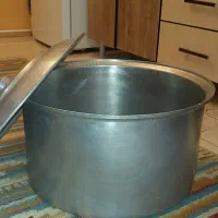 قابلمه روحی بزرگ با بدنه محکم و ضخیم|ظروف پختوپز|تهران, نیروی هوایی (پیروزی)|دیوار