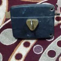 قفل درحیاط و زنجیر