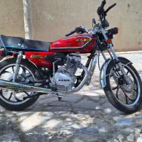 یک دستگاه موتور سیکلت 200 کبیر