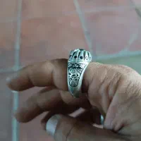 انگشتر جواهری و دست ساز