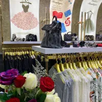 استخدام فروشنده خانم برای بوتیک لباس زنانه