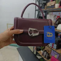 تعدادی کیف به قیمت فاکتور