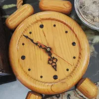 صندلیهای فرفورژه و ساعت چوبی