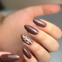خدمات کاشت ناخن واصلاح ابرو