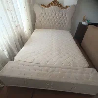 تخت خواب وکمد