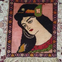 یک عدد قالیچه دست بافت