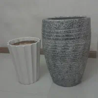 دو گلدان سالم و بزرگ