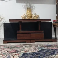 میز تلویزیون و ساعت ایستاده