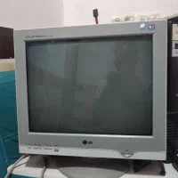 مانیتور قدیمی و صفحه کلید