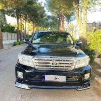 لندکروزv8
