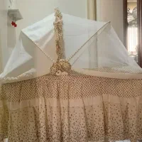 ننو تاشو تخت کنار مادر