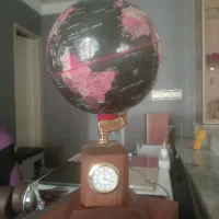 کره زمین و ساعت رو میزی