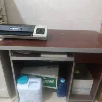 تعدادی میز اداری به فروش میرسد