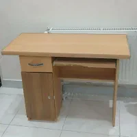 میز تحریر و کامپیوتر