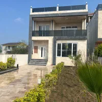 ویلا-تریبلکس-روف-دار-با-نمای-مدرن-و-استخر-داخلی