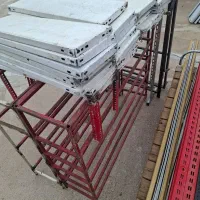 قفسه آهنی و چوبی تمیز