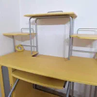 میز تحریر و کامپیوتر