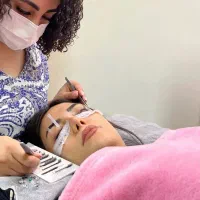 خدمات و آموزش تخصصی اکستنشن و لیفت و لمنیت مژه|خدمات آرایشگری و زیبایی|خمینی‌شهر, |دیوار