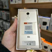 تعدادی گوشی سامسونگ و شیائومی آک و نوستالژی