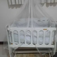 تخت و گهواره کنار مادر