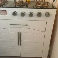 اجاق گاز و میز چهار نفره