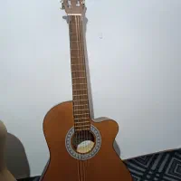 دوعدد گیتار و یک سه تار