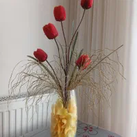 دو عدد گل با گلدان و تزیینات